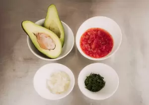 Aguacates, hogao, cebolla
