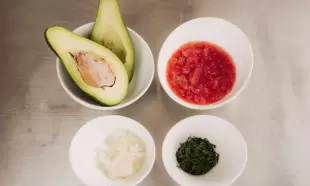 Aguacates, hogao, cebolla